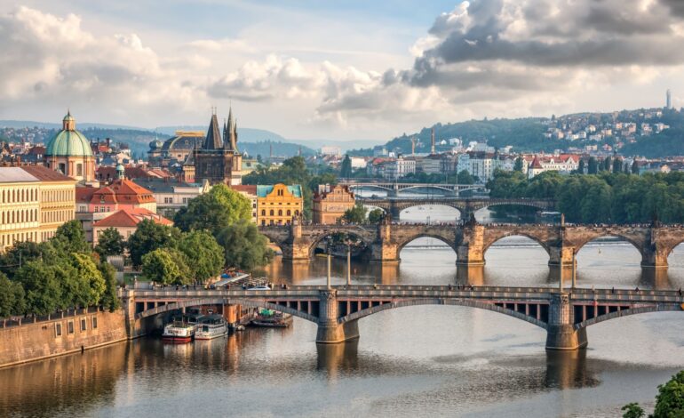 Praga, Republika Czeska - 26 maja 2016 r: Widok z lotu ptaka na praskie mosty wieczorem. W Pradze znajduje się łącznie 17 mostów nad Wełtawą.