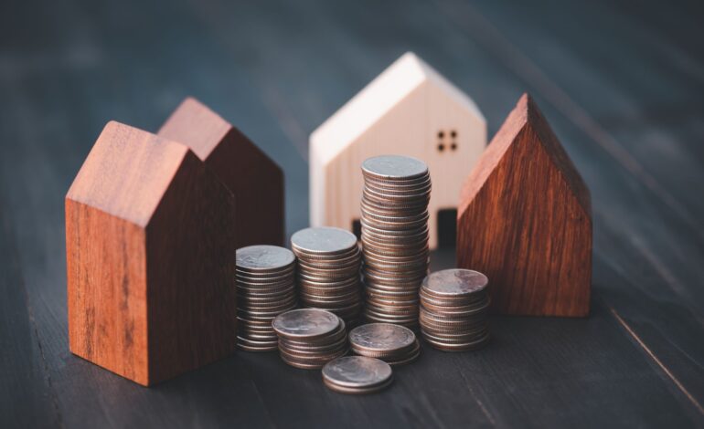 Inwestycja w branży nieruchomości. Wykres rosnącego stosu monet i model domu z drewna. Kredyty na zakup domów mieszkalnych. Oszczędzaj na przyszłość.
