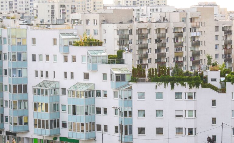 Bloki mieszkalne dzielnicy mieszkaniowej w Warszawie