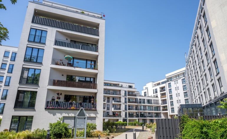 Nowe budynki mieszkalne na osiedlu mieszkaniowym w Berlinie, Niemcy