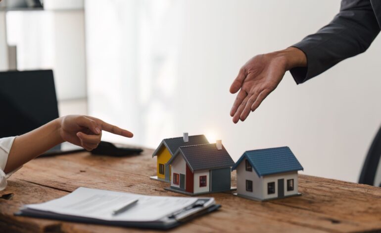 Zamknij się Ludzie biznesu lub agent nieruchomości wyjaśnić podpisanie umowy sprzedaży domu do klienta. Nieruchomość, ubezpieczenie, koncepcja brokera