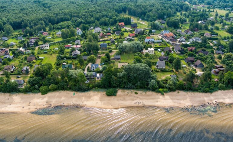 Widok z lotu ptaka na plażę i Morze Bałtyckie na Łotwie