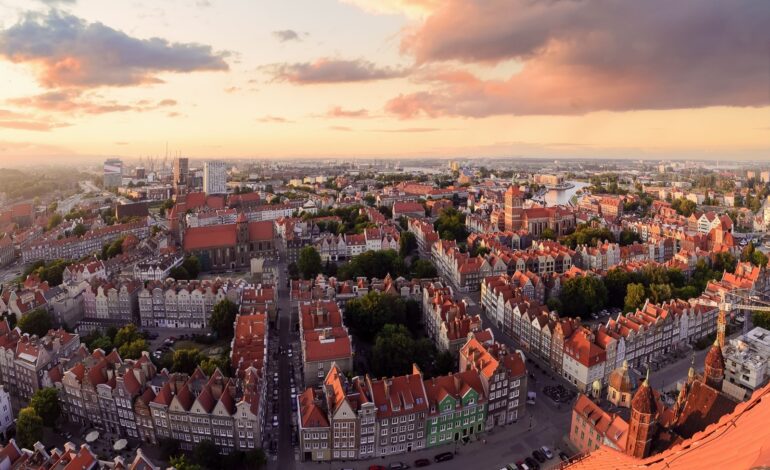Panorama starego miasta w Gdańsku podczas zachodu słońca w Polsce w Europie.