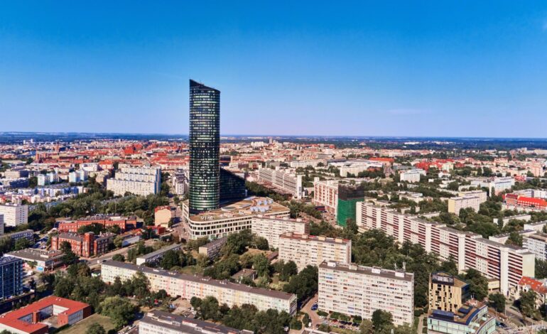 Lot dronem nad Wrocławiem z wieżowcem Sky Tower. Widok z lotu ptaka na nowoczesne europejskie miasto w Polsce
