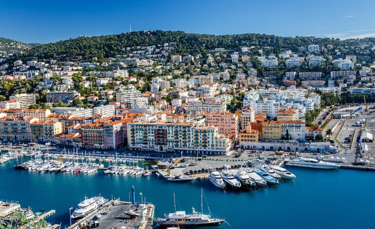 Widok z lotu ptaka na port w Nicei i luksusowe jachty Riwiera Francuska Francja