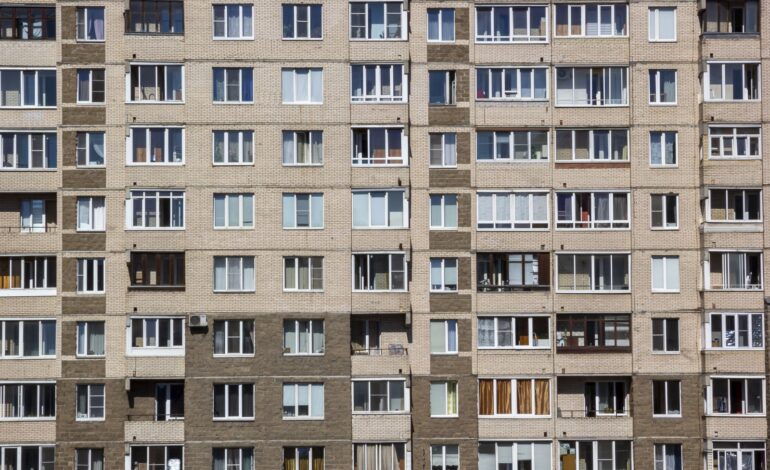Ceglana fasada w świetle dziennym wieżowców Budynki mieszkalne Bloki mieszkalne Szczegół Tekstura Tło Sankt Petersburg Miasto Rosja