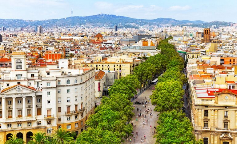 BARCELONA, HISZPANIA - 03 WRZEŚNIA: Widok na panoramę Barcelony powyżej. 03 września 2014 r. w Barcelonie, Katalonia, Hiszpania. Barcelona jest popularnym celem podróży nad Morzem Śródziemnym i każdego roku przyciąga miliony turystów z całego świata