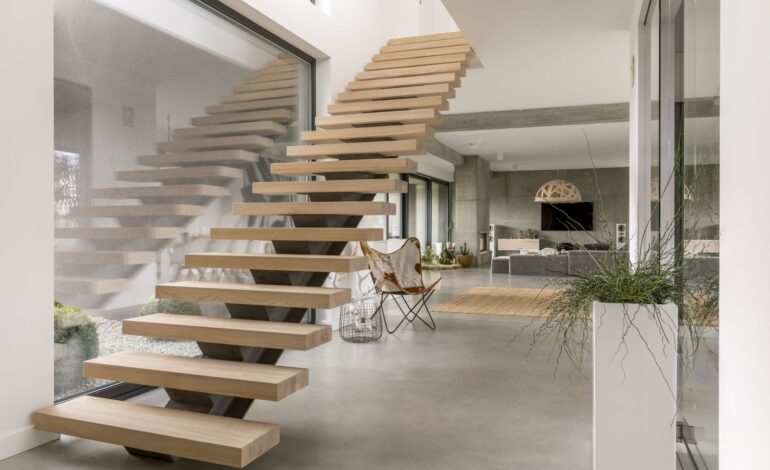 Minimalistyczne schody w nowoczesnym wnętrzu luksusowej willi