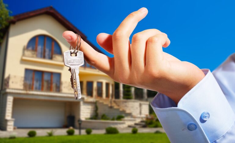 Właściciel domu/agent nieruchomości oddający klucze - dom nieostry