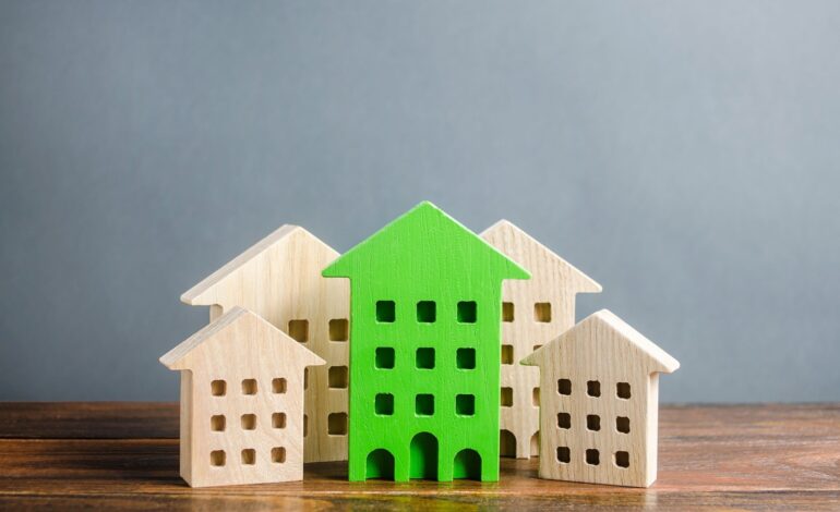 Zielona sylwetka budynku mieszkalnego wyróżnia się na tle pozostałych domów. Wyszukaj najlepszą opcję zakupu mieszkania. Wysoka jakość i dogodna lokalizacja. Przyjazny dla środowiska i energooszczędny