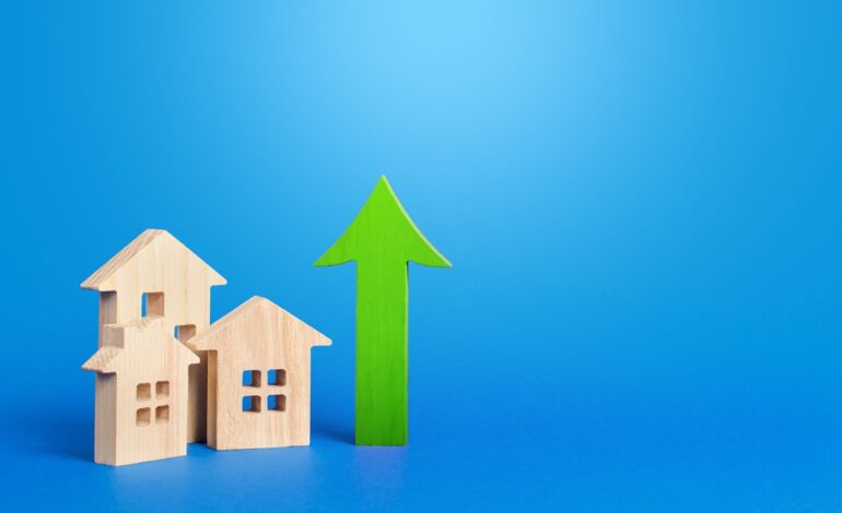 Domy i zielona strzałka w górę. Rosnące ceny i czynsze. Zarabiaj pieniądze, inwestując w nieruchomości. Poprawa warunków mieszkaniowych. Wysoki popyt. Wzrost oprocentowania kredytów hipotecznych. Rosnące koszty koncepcji mieszkaniowej.