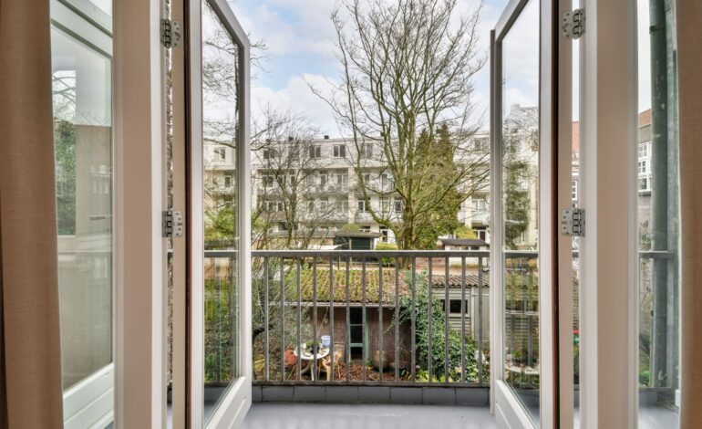 Dostęp do przytulnego balkonu nowoczesnego domu z drewnianymi drzwiami i metalowym ogrodzeniem