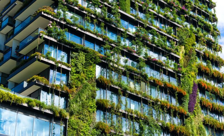 Zielony wieżowiec z roślinami rosnącymi na fasadzie. Koncepcja ekologii i zielonego życia w środowisku miejskim. Park na niebie Jeden centralny budynek parkowy Sydney Australia