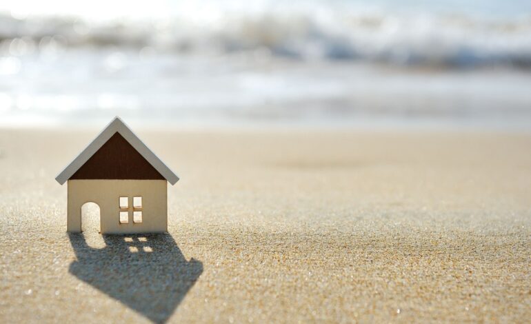 mały domek na piaszczystej plaży blisko morza