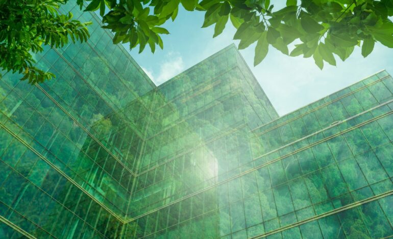 Ekologiczny budynek w nowoczesnym mieście. Zrównoważony szklany budynek biurowy z drzewem redukującym ciepło i dwutlenek węgla. Budynek biurowy z zielonym środowiskiem. Budynek korporacyjny redukuje CO2.