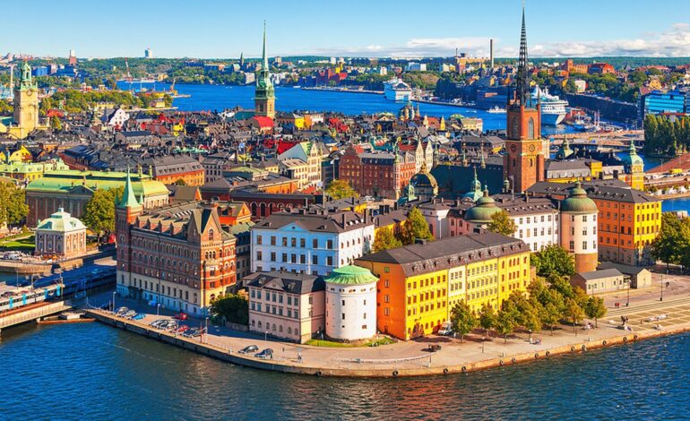 Malownicza letnia panorama z lotu ptaka Starego Miasta (Gamla Stan) w Sztokholmie, Szwecja