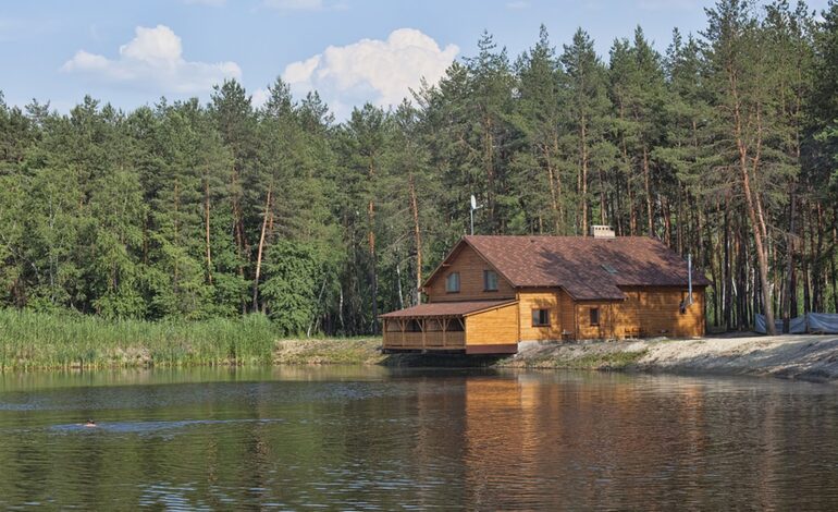 Drewniany dom w lesie nad jeziorem