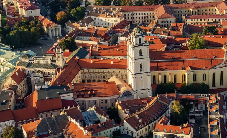 Centrum Wilna, Litwa o zachodzie słońca. Widok z lotu ptaka z pilotowanego obiektu latającego.